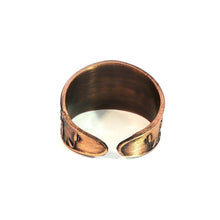 Load image into Gallery viewer, Antique Copper Ring – Rustic Copper Band with Tulip Motif, Antique Finish