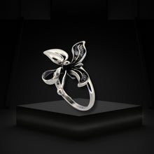 Load image into Gallery viewer, Taxco Sterling Silver Floral Ring - UrbanroseNYC