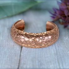 Load image into Gallery viewer, Solid Copper Cuff - Hammered Squares - UrbanroseNYC
