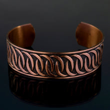 Load image into Gallery viewer, Solid Copper Cuff - Interlocking Circles - UrbanroseNYC
