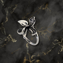 Load image into Gallery viewer, Taxco Sterling Silver Floral Ring - UrbanroseNYC
